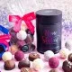 VEGANE PRALINEN IN DER GESCHENKDOSE - Edle handgemachte vegane Pralinen mit & ohne Alkohol aus feinstem Confiserie-Edelkakao, stilvoll verpackt in einer hochwertigen Geschenkdose. Perfekt als exklusives Geschenk für besondere Genussmomente