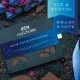 HANDWERK STATT MASSENWARE - Edition \Zum Valentinstag - blue\: Während andere auf niedrige Kosten & hohe Stückzahlen setzen, überzeugt echte Premium-Schokolade durch Geschmackstiefe, Qualität & ein Genusserlebnis mit bleibendem Eindruck