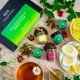 TEE SET IN DER GESCHENKBOX - 5 Sorten premium loser Tee als exklusives Probierset, stilvoll verpackt in einer edlen Geschenkbox mit Rezept-Booklet. Die besondere Geschenkidee für Teeliebhaber, Genießer & entspannte Wohlfühlmomente