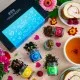 TEE SET IN DER GESCHENKBOX - 5 Sorten premium loser Tee als exklusives Probierset, stilvoll verpackt in einer edlen Geschenkbox mit Rezept-Booklet. Die besondere Geschenkidee für Teeliebhaber, Genießer & entspannte Wohlfühlmomente