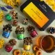 TEE SET IN DER GESCHENKBOX - 8 Sorten premium loser Tee als exklusives Probierset, stilvoll verpackt in einer edlen Geschenkbox mit Rezept-Booklet. Die besondere Geschenkidee für Teeliebhaber, Genießer & entspannte Wohlfühlmomente
