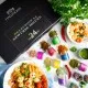 GEWÜRZ SET IN DER GESCHENKBOX - 24 Gewürze aus aller Welt als exklusive Gourmet-Selektion, stilvoll verpackt in einer hochwertigen Geschenkbox mit Rezept-Booklet. Die besondere Geschenkidee für Feinschmecker, Hobbyköche & Genussmomente