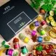 GEWÜRZ SET IN DER GESCHENKBOX - 12 Gewürze aus aller Welt als exklusive Gourmet-Selektion, stilvoll verpackt in einer hochwertigen Geschenkbox mit Rezept-Booklet. Die besondere Geschenkidee für Feinschmecker, Hobbyköche & Genussmomente