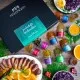 GEWÜRZ SET IN DER GESCHENKBOX - 12 Gewürze aus aller Welt als exklusive Gourmet-Selektion, stilvoll verpackt in einer hochwertigen Geschenkbox mit Rezept-Booklet. Die besondere Geschenkidee für Feinschmecker, Hobbyköche & Genussmomente