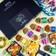GEWÜRZ SET IN DER GESCHENKBOX - 12 Gewürze aus aller Welt als exklusive Gourmet-Selektion, stilvoll verpackt in einer hochwertigen Geschenkbox mit Rezept-Booklet. Die besondere Geschenkidee für Feinschmecker, Hobbyköche & Genussmomente
