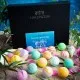 BADEBOMBEN SET IN DER GESCHENKBOX - 12x Badekugeln & Bath Bombs für entspannende Wellness-, Spa- & Wohlfühlmomente, stilvoll verpackt in einer edlen Geschenkbox. Die besondere Geschenkidee für Frauen, Entspannung & Me-Time