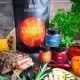 FEINKOST SET IN DER WUNDERTÜTE - Exklusive Gourmet-Selektion mit ausgewählten Feinkost-Spezialitäten, stilvoll verpackt in einer hochwertigen Wundertüte. Die besondere Geschenkidee für Feinschmecker, Genießer & genussvolle Überraschungsmomente