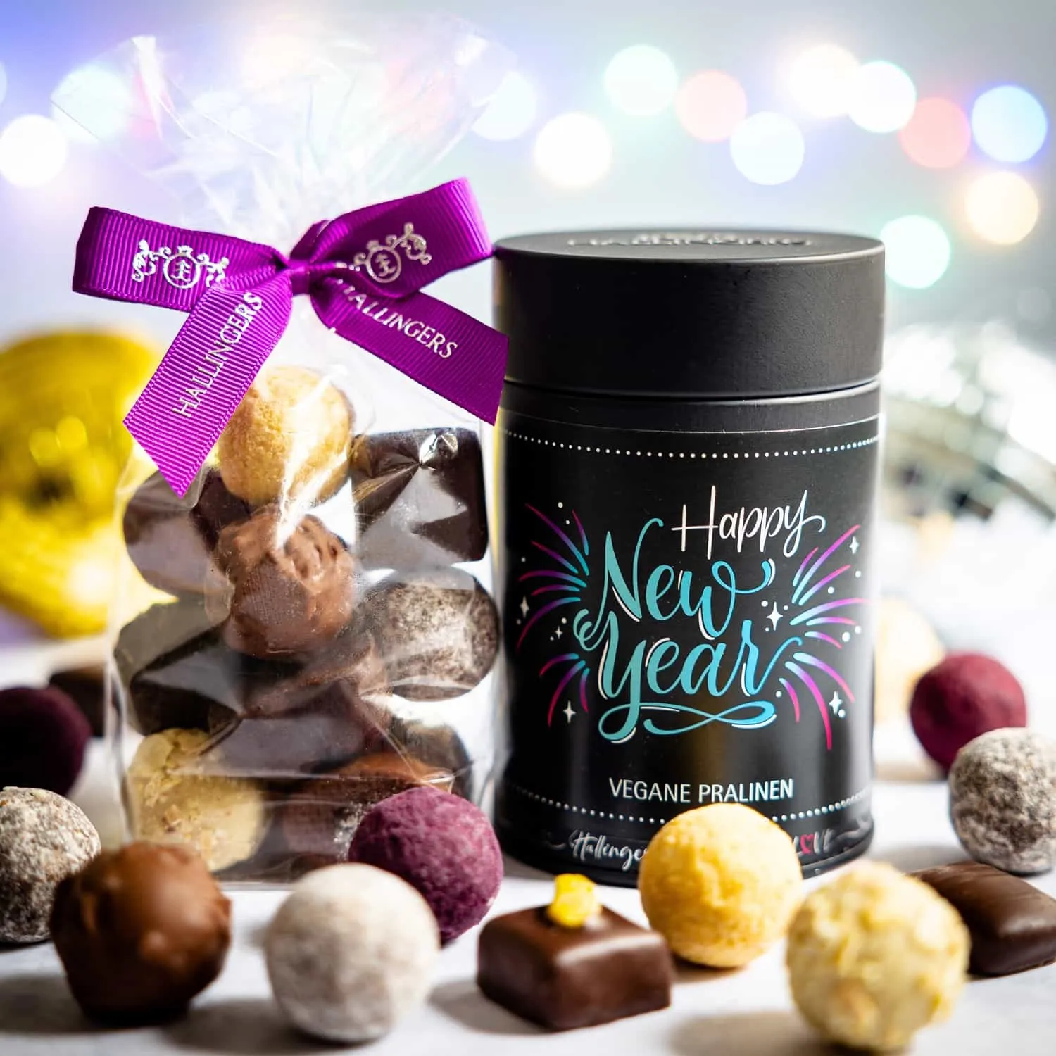 VEGANE PRALINEN IN DER GESCHENKDOSE - Edle handgemachte vegane Pralinen mit & ohne Alkohol aus feinstem Confiserie-Edelkakao, stilvoll verpackt in einer hochwertigen Geschenkdose. Perfekt als exklusives Geschenk für besondere Genussmomente