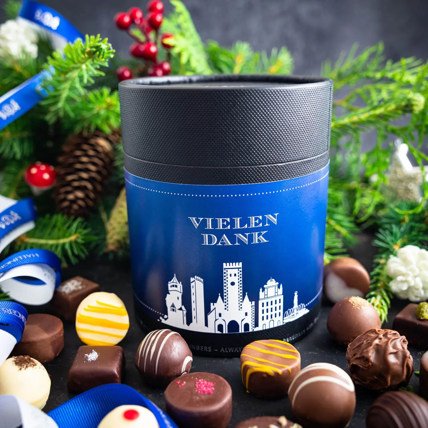 PRALINEN IN DER GESCHENKDOSE OHNE ALKOHOL - Edle handgemachte Pralinen aus feinstem Confiserie-Edelkakao, stilvoll verpackt in einer hochwertigen XXL-Geschenkdose. Perfekt als exklusives Geschenk für besondere Genussmomente