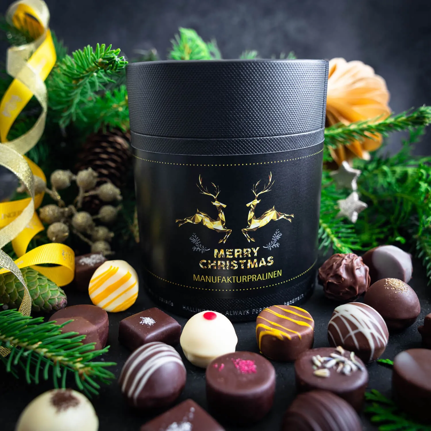 PRALINEN IN DER GESCHENKDOSE OHNE ALKOHOL - Edle handgemachte Pralinen aus feinstem Confiserie-Edelkakao, stilvoll verpackt in einer hochwertigen XXL-Geschenkdose. Perfekt als exklusives Geschenk für besondere Genussmomente