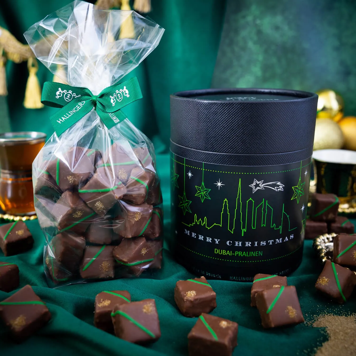 DUBAI-STYLE PRALINEN OHNE ALKOHOL - Edle handgemachte Pralinen aus feinstem Confiserie-Edelkakao, inspiriert vom Dubai-Style und stilvoll verpackt in einer hochwertigen XXL-Geschenkdose. Exklusiver Schokoladengenuss für besondere Genussmomente