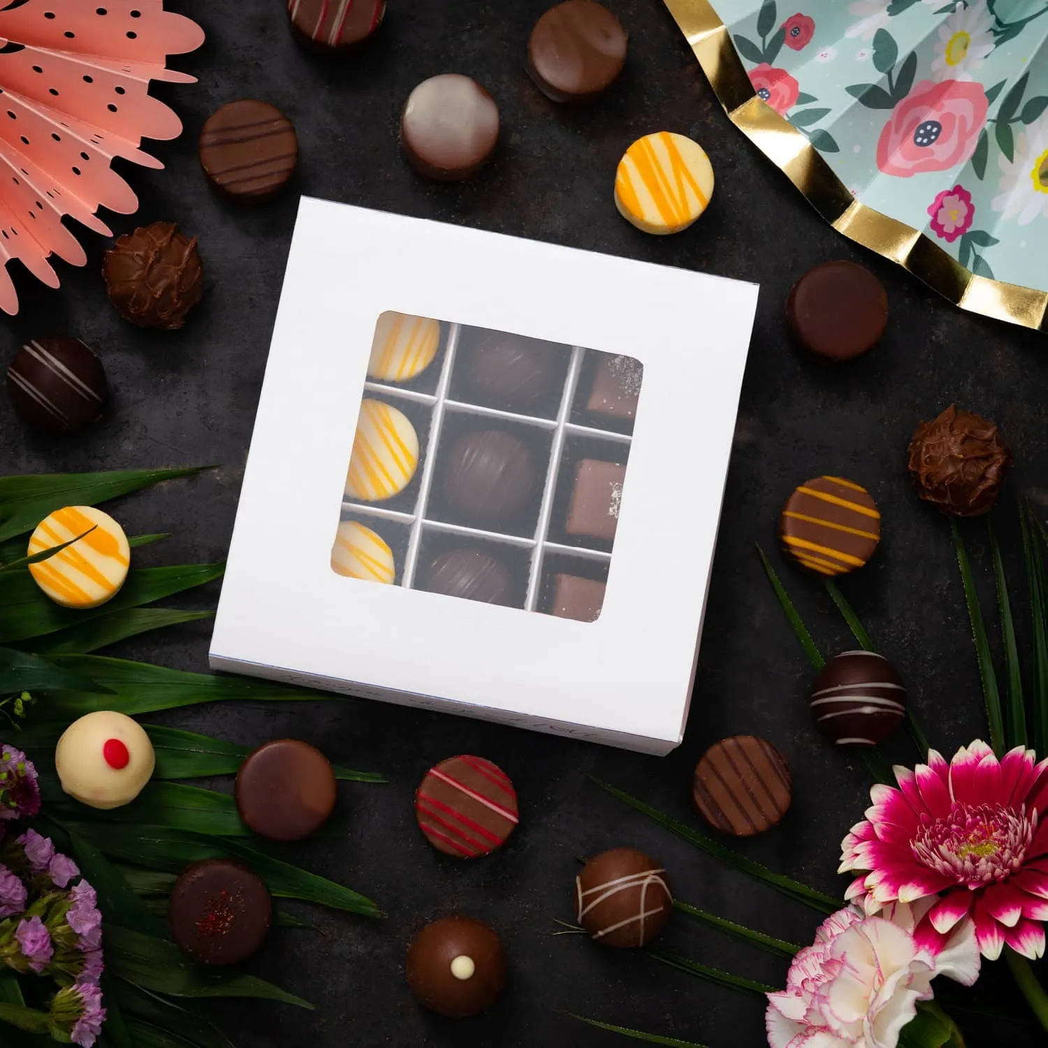 PRALINEN GESCHENKBOX OHNE ALKOHOL - Edle handgemachte Pralinen aus feinstem Confiserie-Edelkakao, stilvoll verpackt in einer hochwertigen L-Geschenkbox. Exklusiver Schokoladengenuss für besondere Anlässe & genussvolle Momente