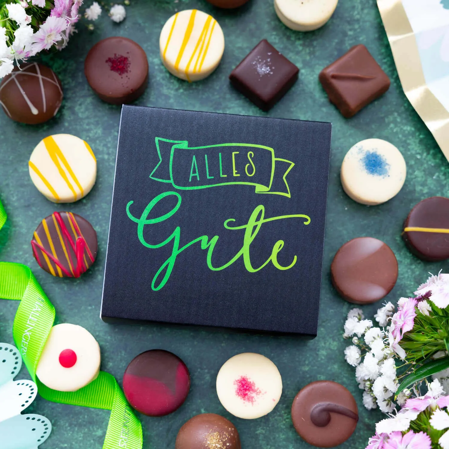 PRALINEN GESCHENKBOX OHNE ALKOHOL - Edle handgemachte Pralinen aus feinstem Confiserie-Edelkakao, stilvoll verpackt in einer hochwertigen Geschenkbox. Exklusiver Schokoladengenuss für besondere Anlässe & genussvolle Momente