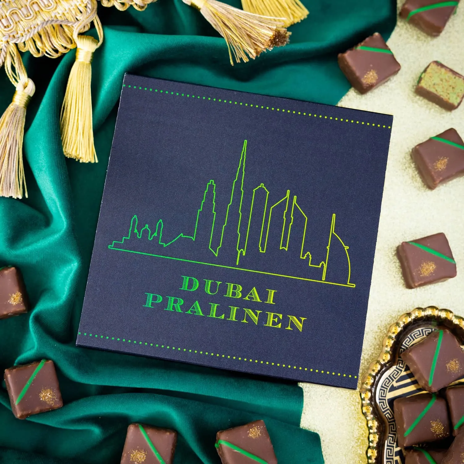 DUBAI-STYLE PRALINEN OHNE ALKOHOL - Edle handgemachte Pralinen aus feinstem Confiserie-Edelkakao, inspiriert vom Dubai-Style und stilvoll verpackt in einer hochwertigen L-Geschenkbox. Exklusiver Schokoladengenuss für besondere Genussmomente