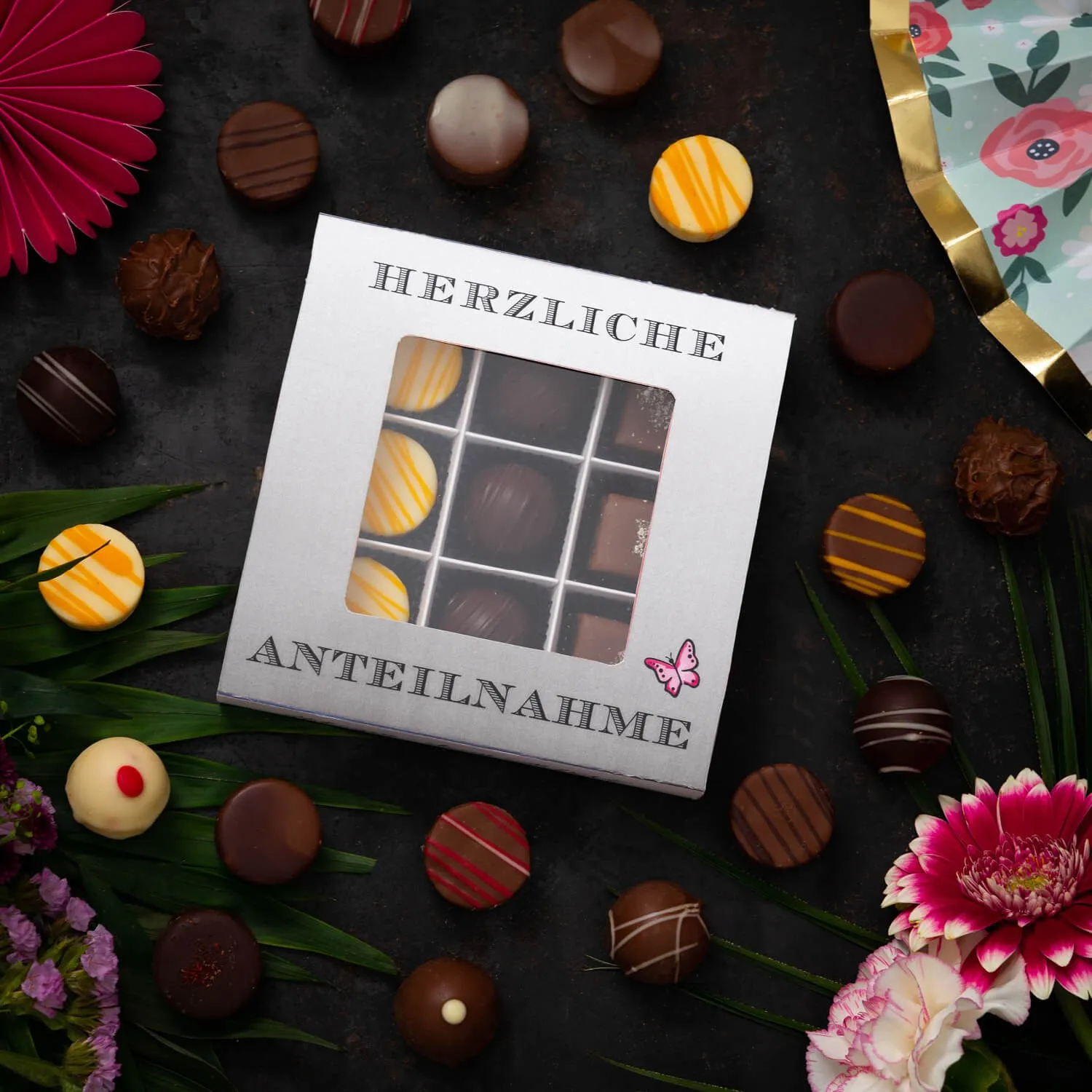 PRALINEN GESCHENKBOX OHNE ALKOHOL - Edle handgemachte Pralinen aus feinstem Confiserie-Edelkakao, stilvoll verpackt in einer hochwertigen L-Geschenkbox. Exklusiver Schokoladengenuss für besondere Anlässe & genussvolle Momente