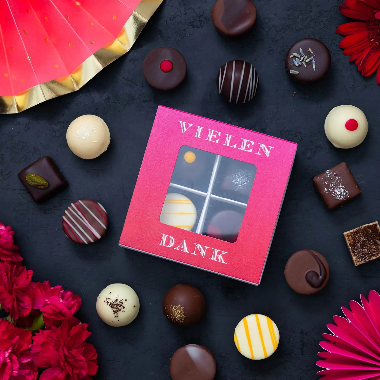PRALINEN GESCHENKBOX MIT & OHNE ALKOHOL - Edle handgemachte Pralinen aus feinstem Confiserie-Edelkakao, stilvoll verpackt in einer hochwertigen Geschenkbox. Exklusiver Schokoladengenuss für besondere Anlässe & genussvolle Momente