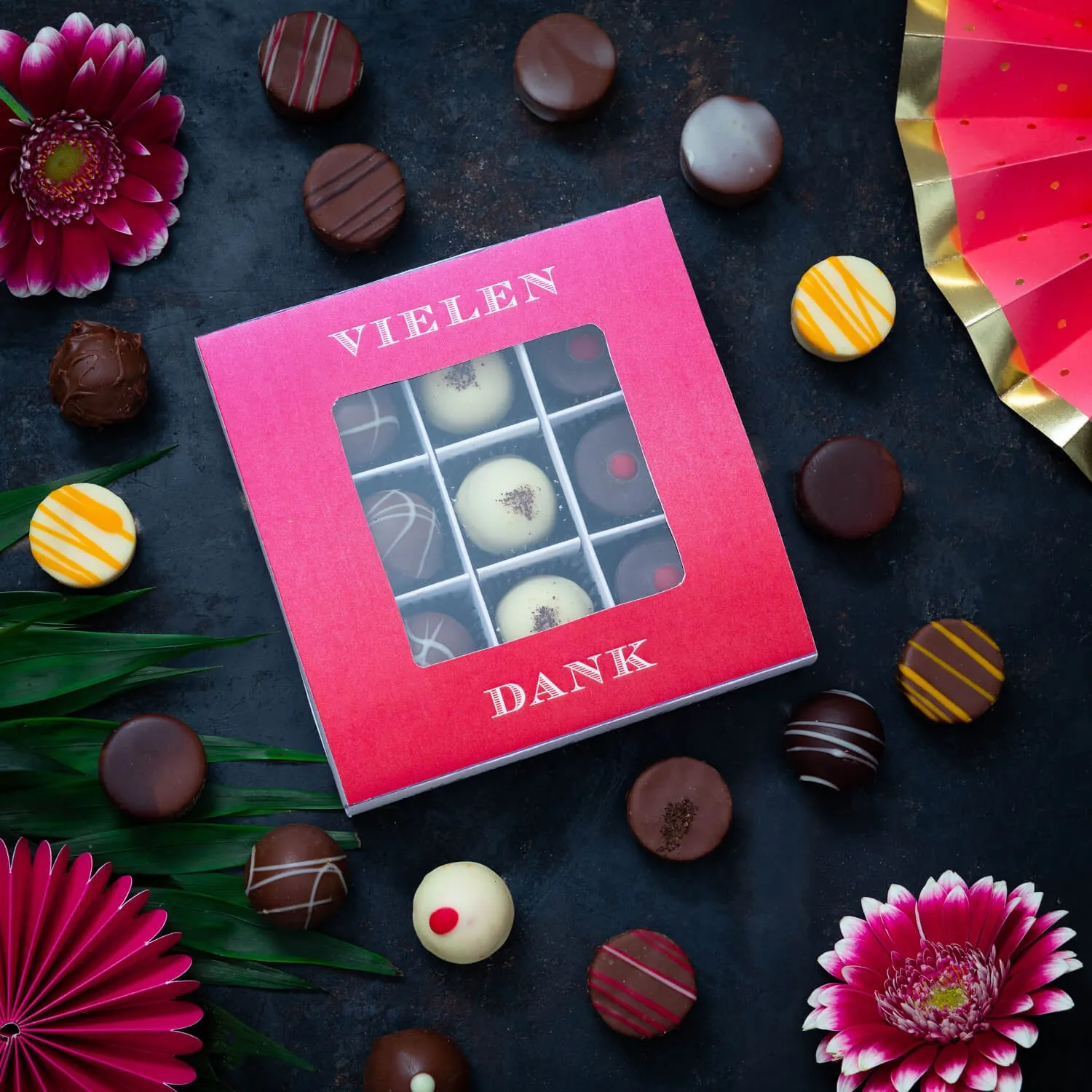 PRALINEN GESCHENKBOX MIT & OHNE ALKOHOL - Edle handgemachte Pralinen aus feinstem Confiserie-Edelkakao, stilvoll verpackt in einer hochwertigen L-Geschenkbox. Exklusiver Schokoladengenuss für besondere Anlässe & genussvolle Momente