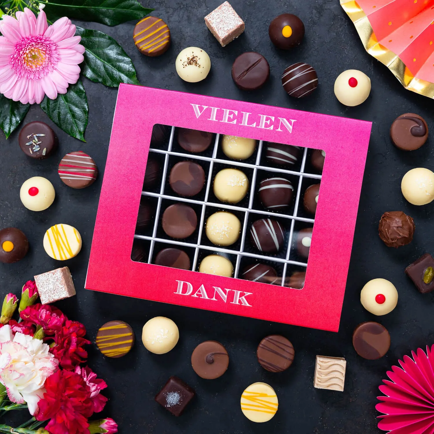 PRALINEN GESCHENKBOX MIT & OHNE ALKOHOL - Edle handgemachte Pralinen aus feinstem Confiserie-Edelkakao, stilvoll verpackt in einer hochwertigen XL-Geschenkbox. Exklusiver Schokoladengenuss für besondere Anlässe & genussvolle Momente