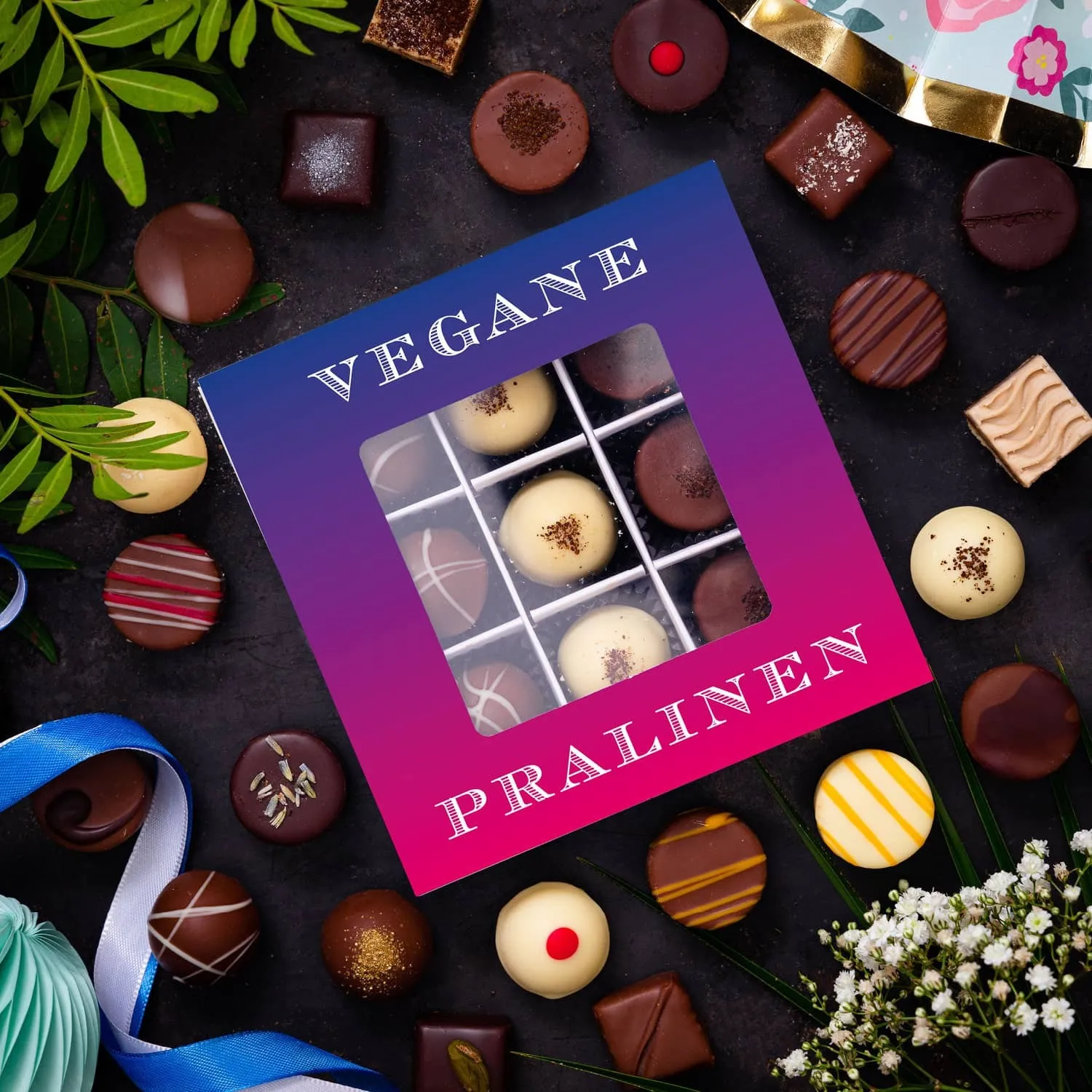 VEGANE PRALINEN GESCHENKBOX MIT & OHNE ALKOHOL - Edle handgemachte vegane Pralinen aus feinstem Confiserie-Edelkakao, stilvoll verpackt in einer hochwertigen L-Geschenkbox. Exklusiver Schokoladengenuss für besondere Anlässe