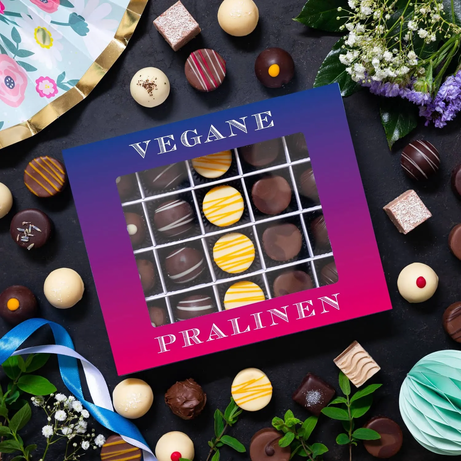 VEGANE PRALINEN GESCHENKBOX MIT & OHNE ALKOHOL - Edle handgemachte vegane Pralinen aus feinstem Confiserie-Edelkakao, stilvoll verpackt in einer hochwertigen XL-Geschenkbox. Exklusiver Schokoladengenuss für besondere Anlässe