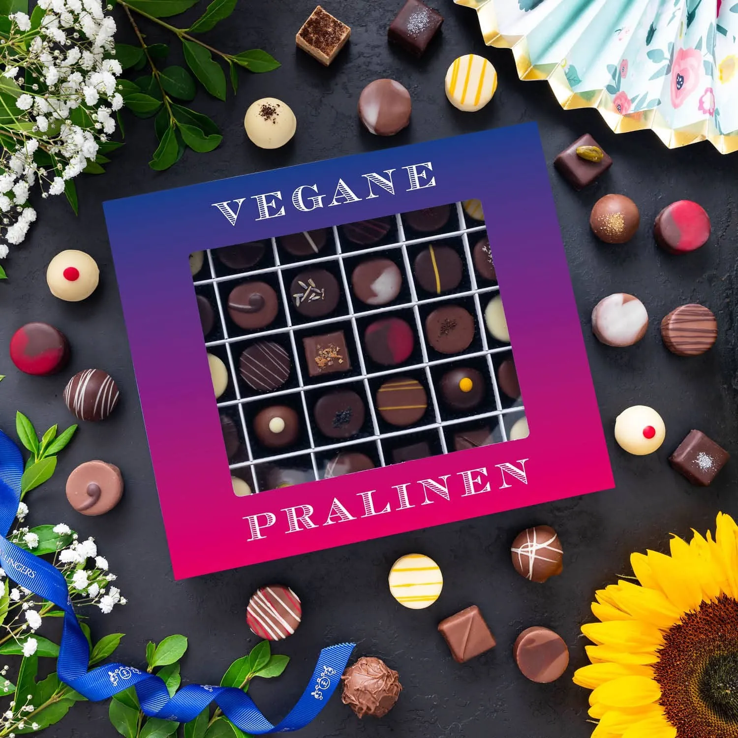VEGANE PRALINEN GESCHENKBOX MIT & OHNE ALKOHOL - Edle handgemachte vegane Pralinen aus feinstem Confiserie-Edelkakao, stilvoll verpackt in einer hochwertigen XXL-Geschenkbox. Exklusiver Schokoladengenuss für besondere Anlässe