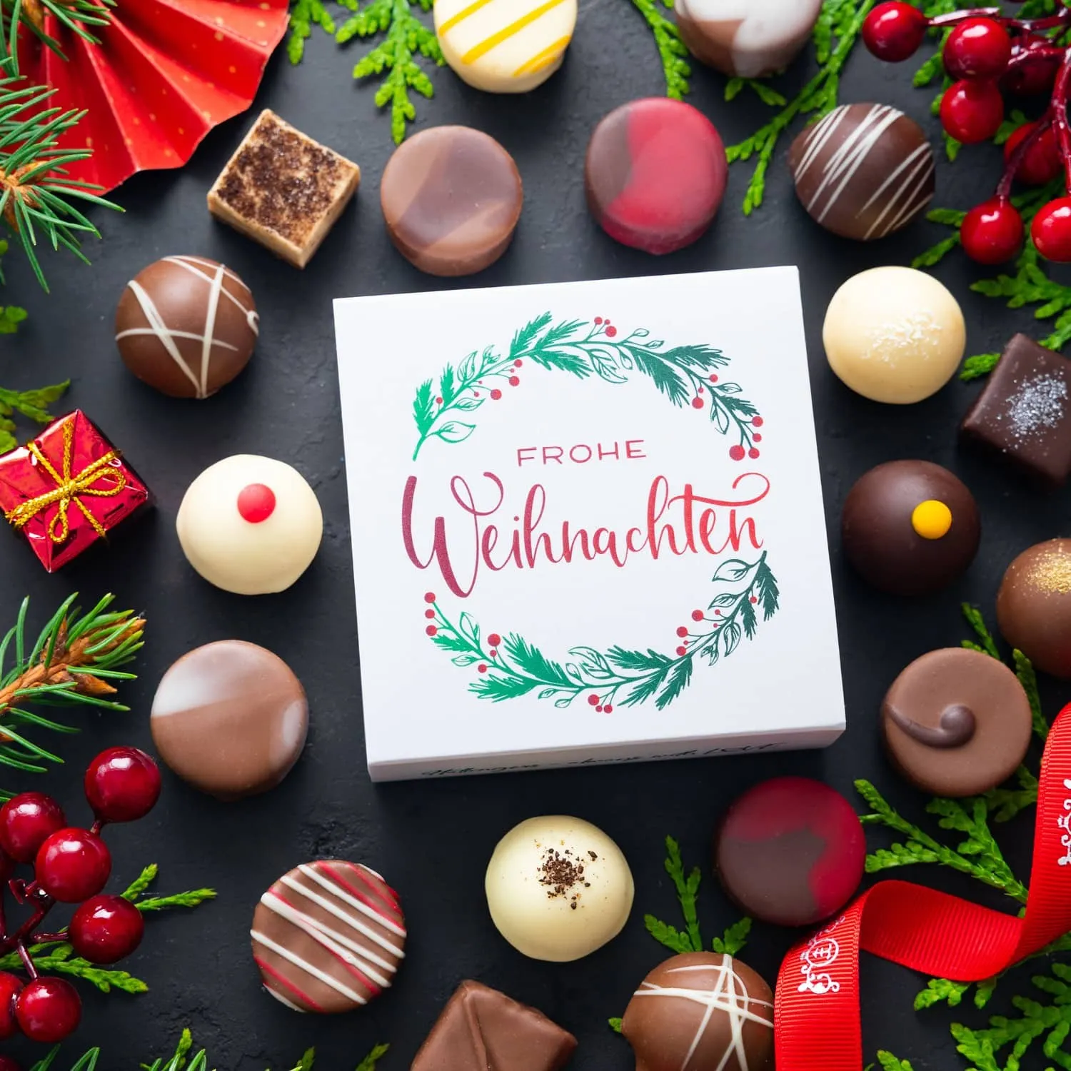 PRALINEN GESCHENKBOX OHNE ALKOHOL - Edle handgemachte Pralinen aus feinstem Confiserie-Edelkakao, stilvoll verpackt in einer hochwertigen Geschenkbox. Exklusiver Schokoladengenuss für besondere Anlässe & genussvolle Momente