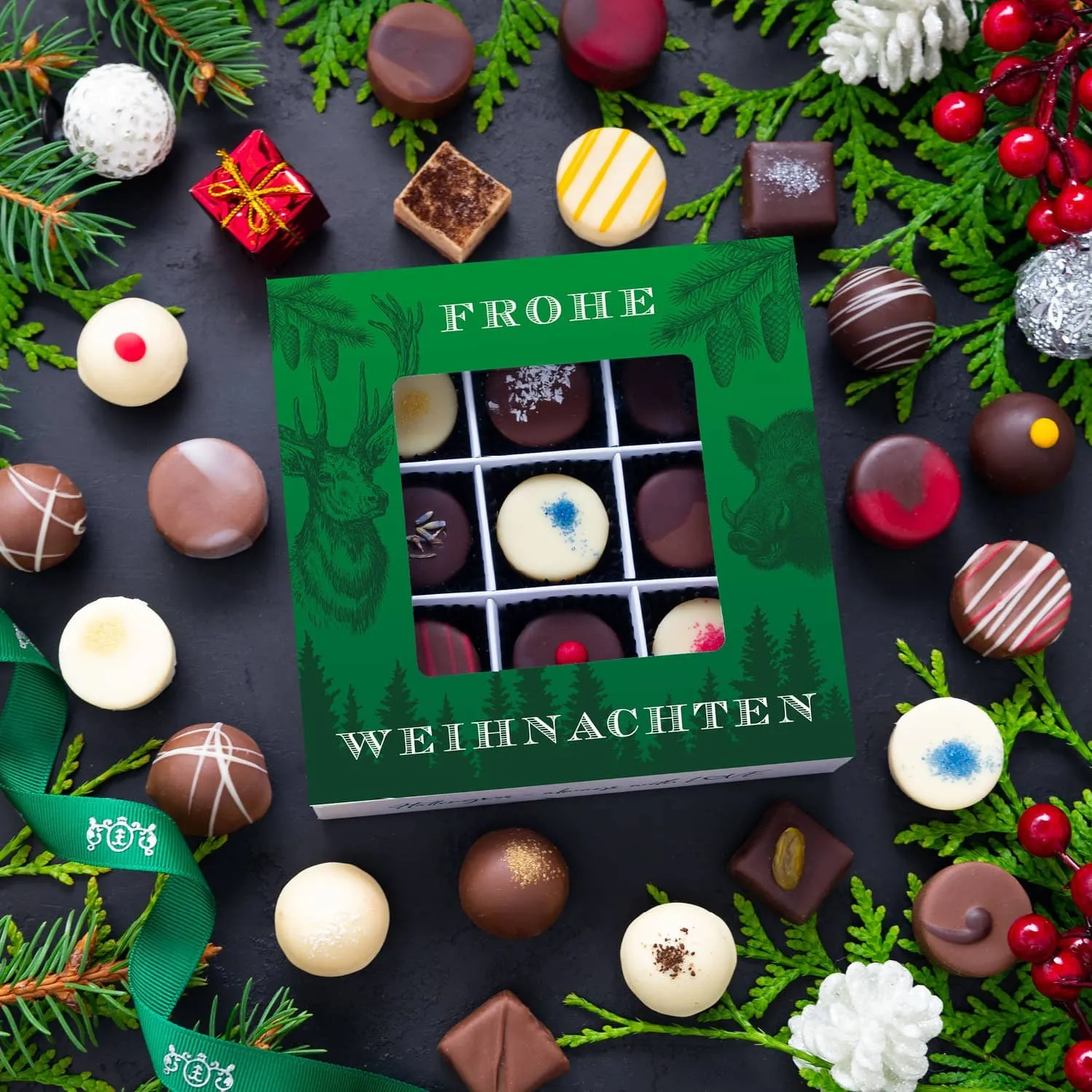 PRALINEN GESCHENKBOX MIT & OHNE ALKOHOL - Edle handgemachte Pralinen aus feinstem Confiserie-Edelkakao, stilvoll verpackt in einer hochwertigen L-Geschenkbox. Exklusiver Schokoladengenuss für besondere Anlässe & genussvolle Momente