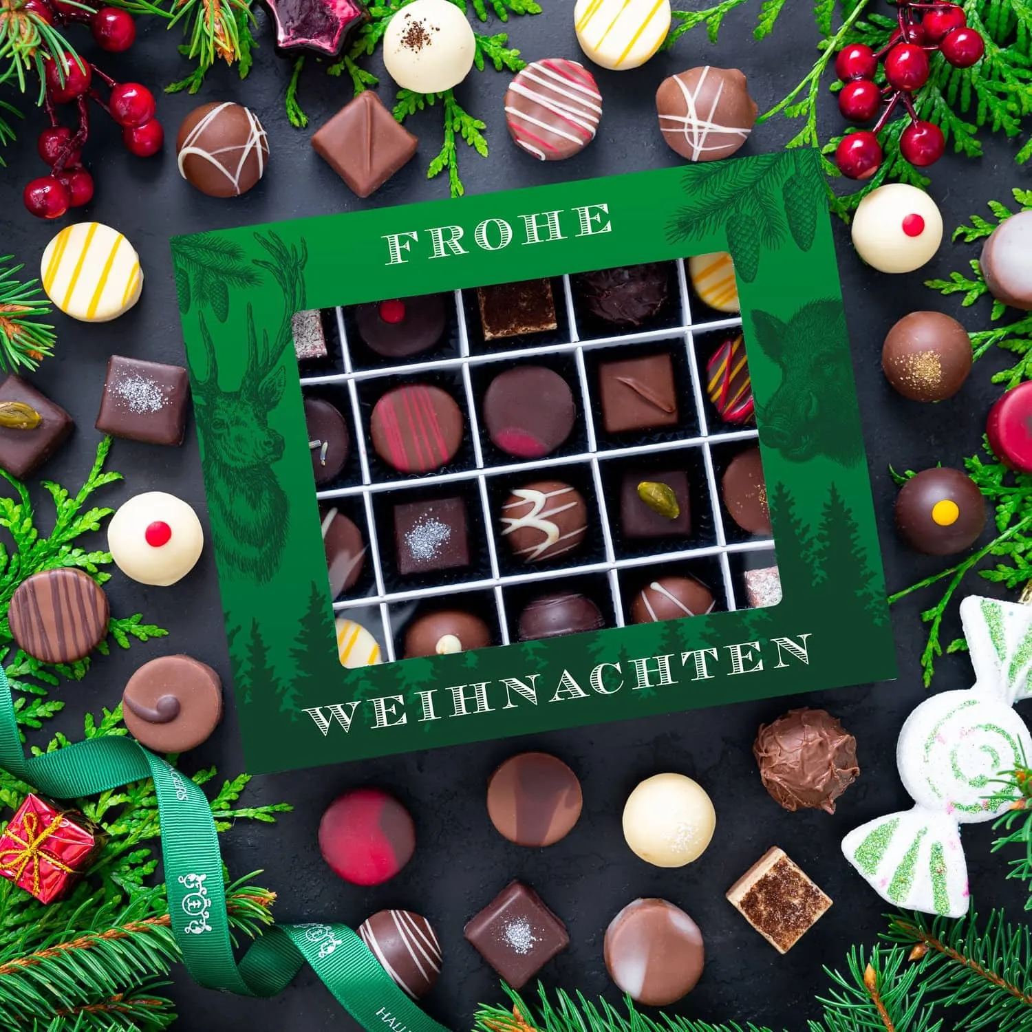 PRALINEN GESCHENKBOX MIT & OHNE ALKOHOL - Edle handgemachte Pralinen aus feinstem Confiserie-Edelkakao, stilvoll verpackt in einer hochwertigen XL-Geschenkbox. Exklusiver Schokoladengenuss für besondere Anlässe & genussvolle Momente