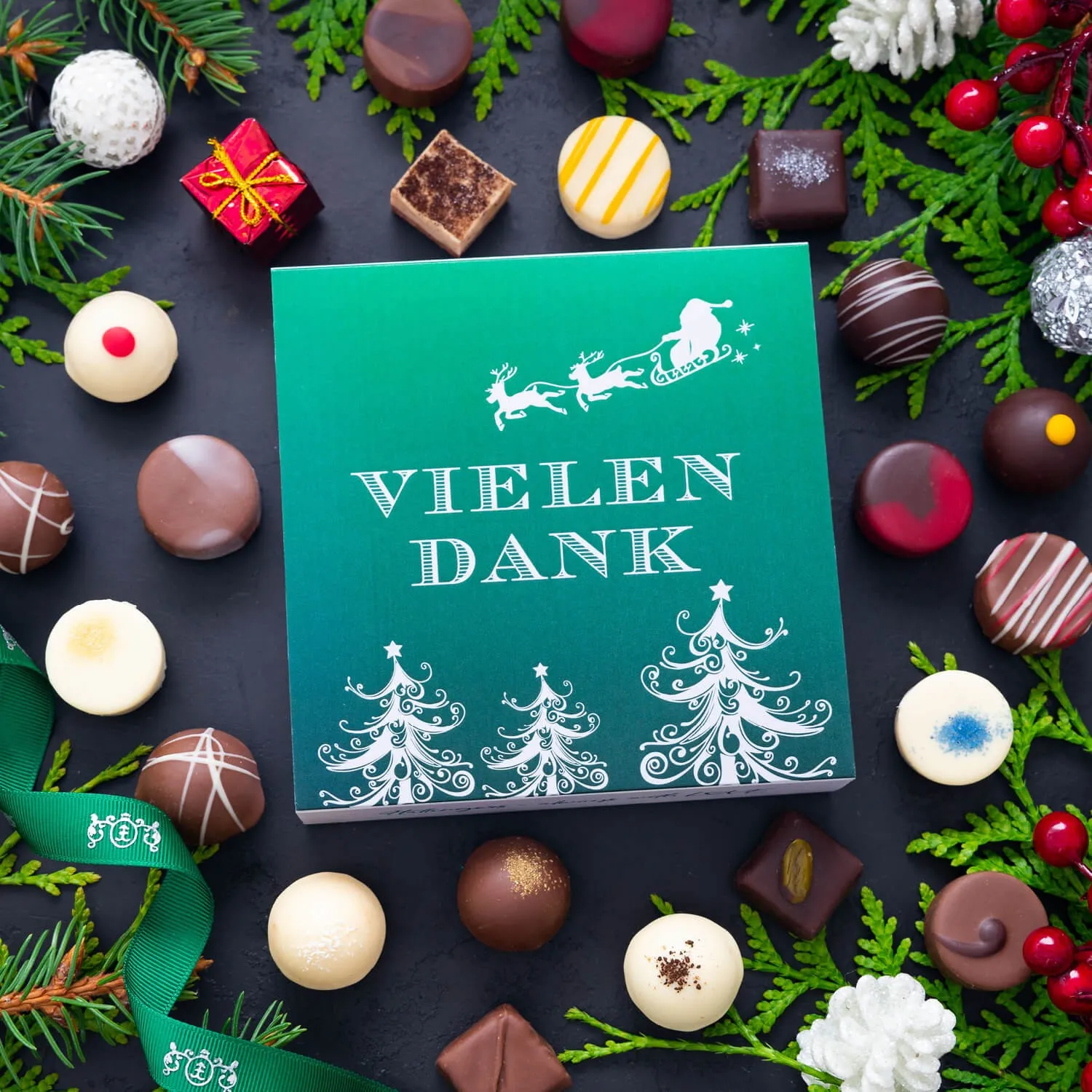 PRALINEN GESCHENKBOX OHNE ALKOHOL - Edle handgemachte Pralinen aus feinstem Confiserie-Edelkakao, stilvoll verpackt in einer hochwertigen L-Geschenkbox. Exklusiver Schokoladengenuss für besondere Anlässe & genussvolle Momente