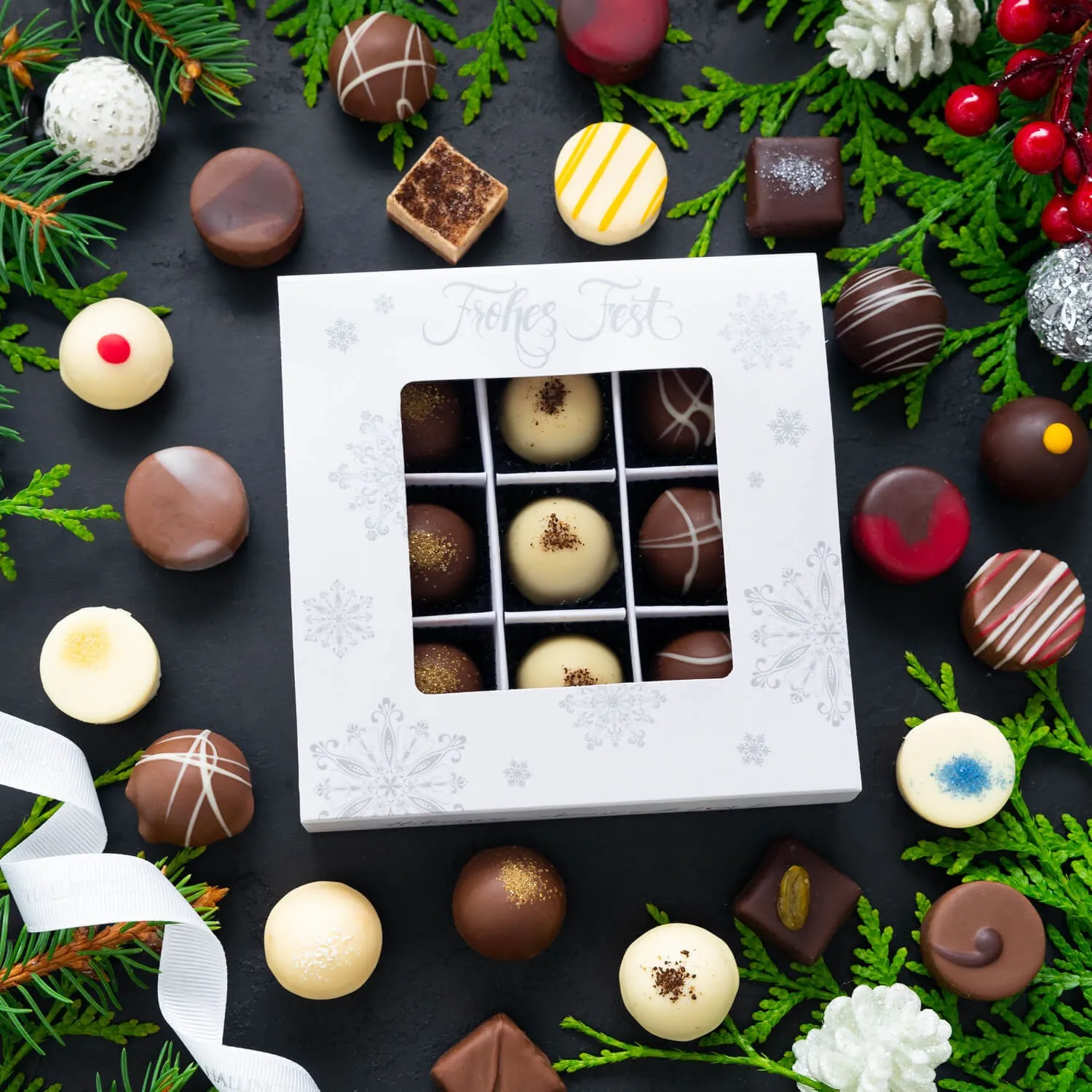 PRALINEN GESCHENKBOX MIT & OHNE ALKOHOL - Edle handgemachte Pralinen aus feinstem Confiserie-Edelkakao, stilvoll verpackt in einer hochwertigen L-Geschenkbox. Exklusiver Schokoladengenuss für besondere Anlässe & genussvolle Momente