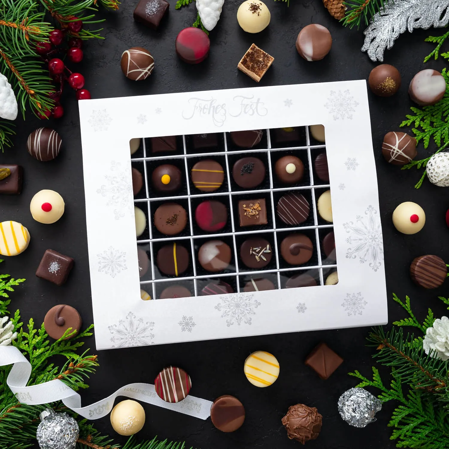 PRALINEN GESCHENKBOX MIT & OHNE ALKOHOL - Edle handgemachte Pralinen aus feinstem Confiserie-Edelkakao, stilvoll verpackt in einer hochwertigen XXL-Geschenkbox. Exklusiver Schokoladengenuss für besondere Anlässe & genussvolle Momente