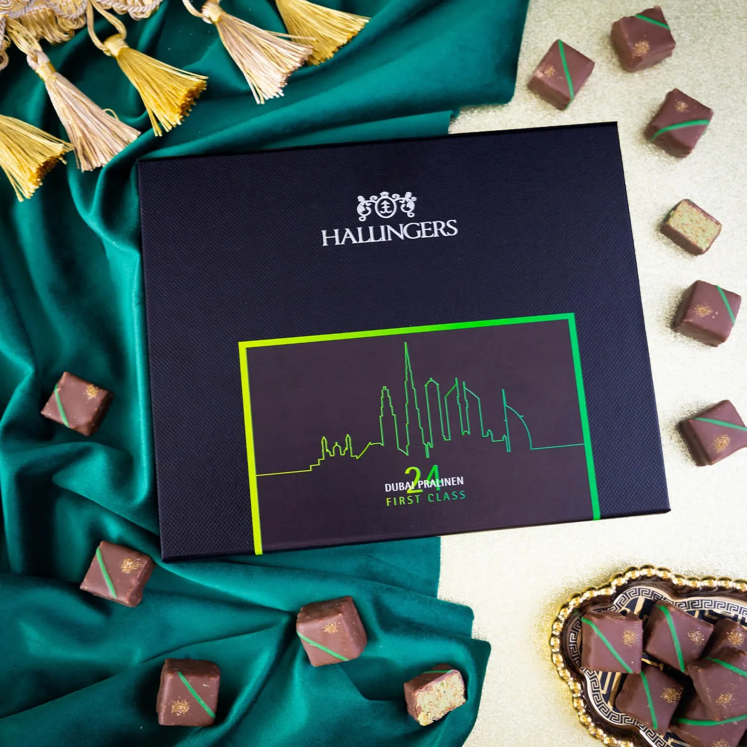 DUBAI-STYLE PRALINEN OHNE ALKOHOL - Edle handgemachte Pralinen aus feinstem Confiserie-Edelkakao, inspiriert vom Dubai-Style und stilvoll verpackt in einer hochwertigen FirstClass-Geschenkbox. Exklusiver Schokoladengenuss für besondere Anlässe