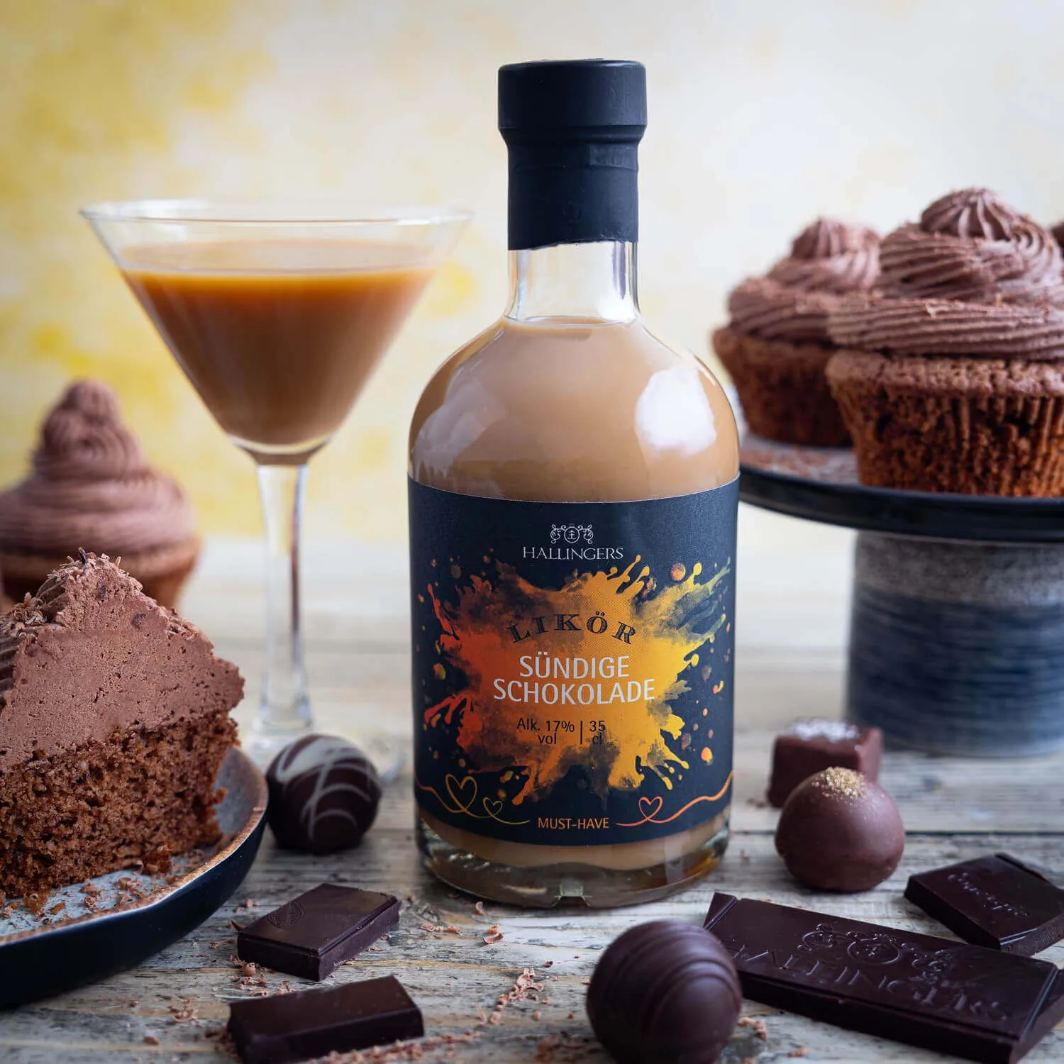 EDEL-SAHNELIKÖR IN DER GESCHENKFLASCHE - Cremiger Edel-Sahnelikör, von Hand abgefüllt und stilvoll präsentiert in einer hochwertigen Geschenkflasche. Die besondere Geschenkidee für Genießer & exklusive Genussmomente