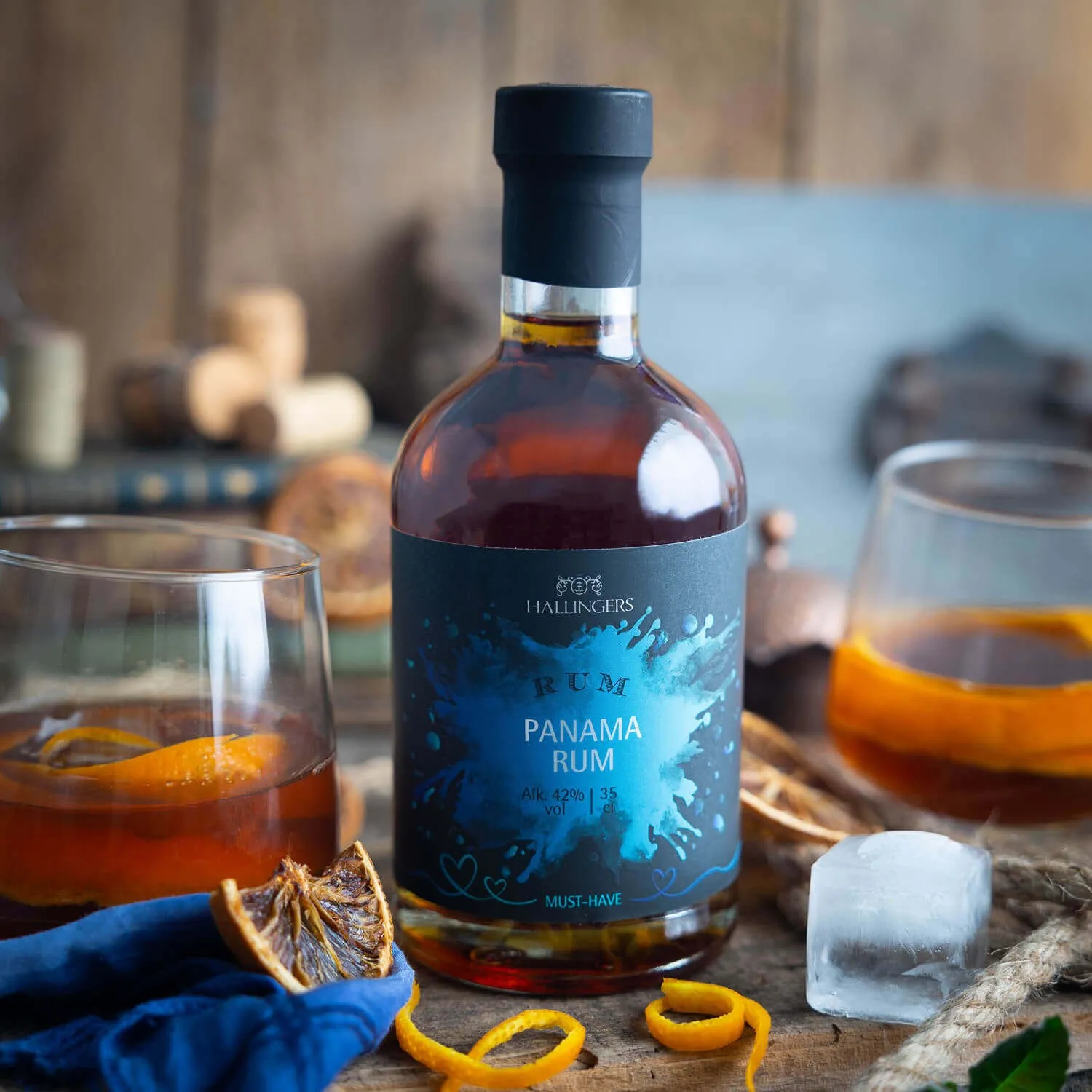 GOURMET-RUM IN DER GESCHENKFLASCHE - Hochwertiger Gourmet-Rum, von Hand abgefüllt und stilvoll präsentiert in einer edlen Geschenkflasche. Die besondere Geschenkidee für Rum-Liebhaber & exklusive Genussmomente