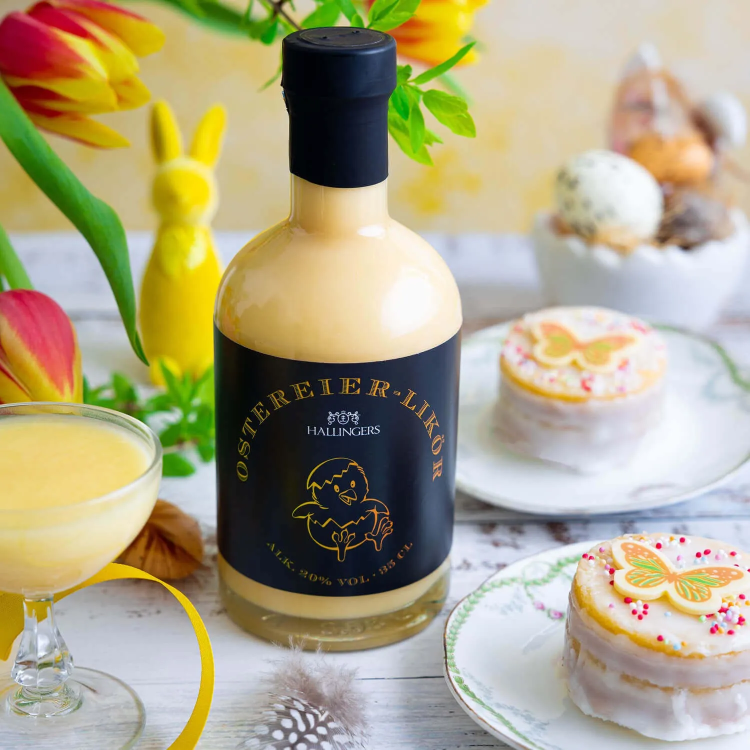 EDEL-SAHNELIKÖR IN DER GESCHENKFLASCHE - Cremiger Edel-Sahnelikör, von Hand abgefüllt und stilvoll präsentiert in einer hochwertigen Geschenkflasche. Die besondere Geschenkidee für Genießer & exklusive Genussmomente