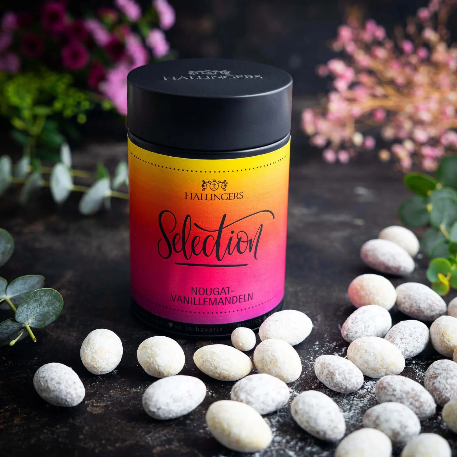 NOUGAT-MANDELN OHNE ALKOHOL - Von Hand in der Manufaktur schokolierte Mandeln mit feinem Vanille-Nougat, stilvoll verpackt in einer hochwertigen Geschenkdose. Exklusiver Genuss für Feinschmecker & die besondere Geschenkidee
