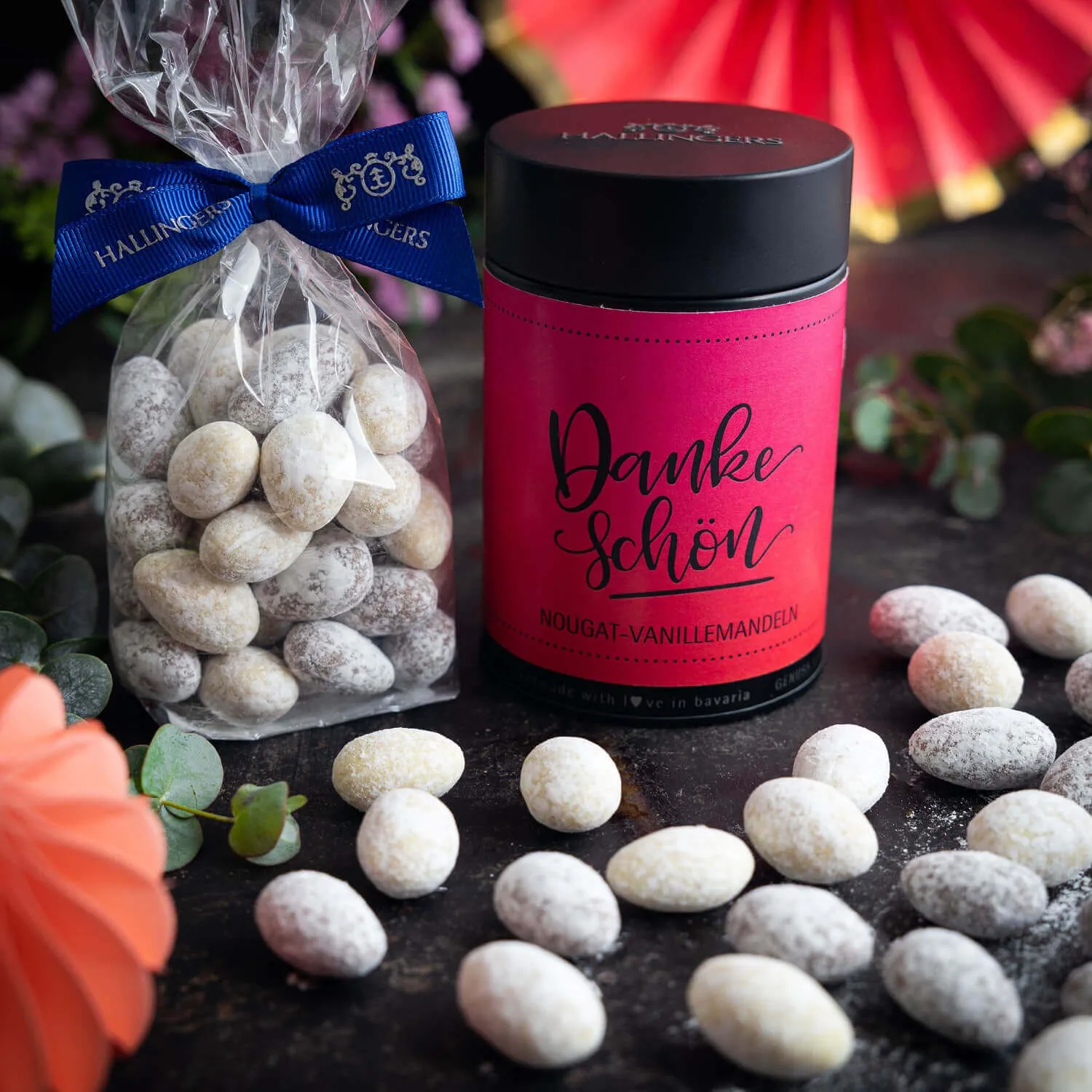 NOUGAT-MANDELN OHNE ALKOHOL - Von Hand in der Manufaktur schokolierte Mandeln mit feinem Vanille-Nougat, stilvoll verpackt in einer hochwertigen Geschenkdose. Exklusiver Genuss für Feinschmecker & die besondere Geschenkidee