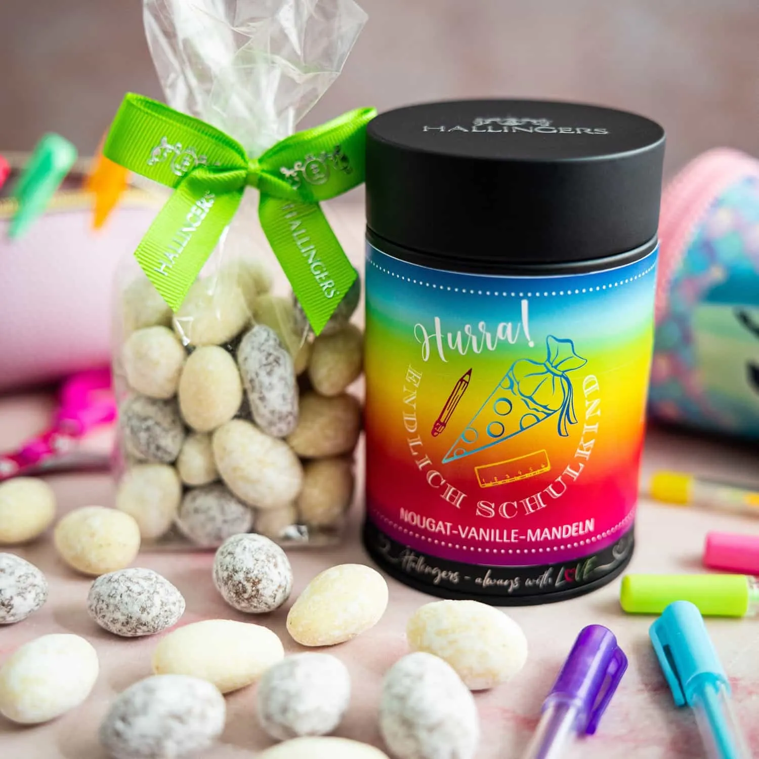 NOUGAT-MANDELN OHNE ALKOHOL - Von Hand in der Manufaktur schokolierte Mandeln mit feinem Vanille-Nougat, stilvoll verpackt in einer hochwertigen Geschenkdose. Exklusiver Genuss für Feinschmecker & die besondere Geschenkidee