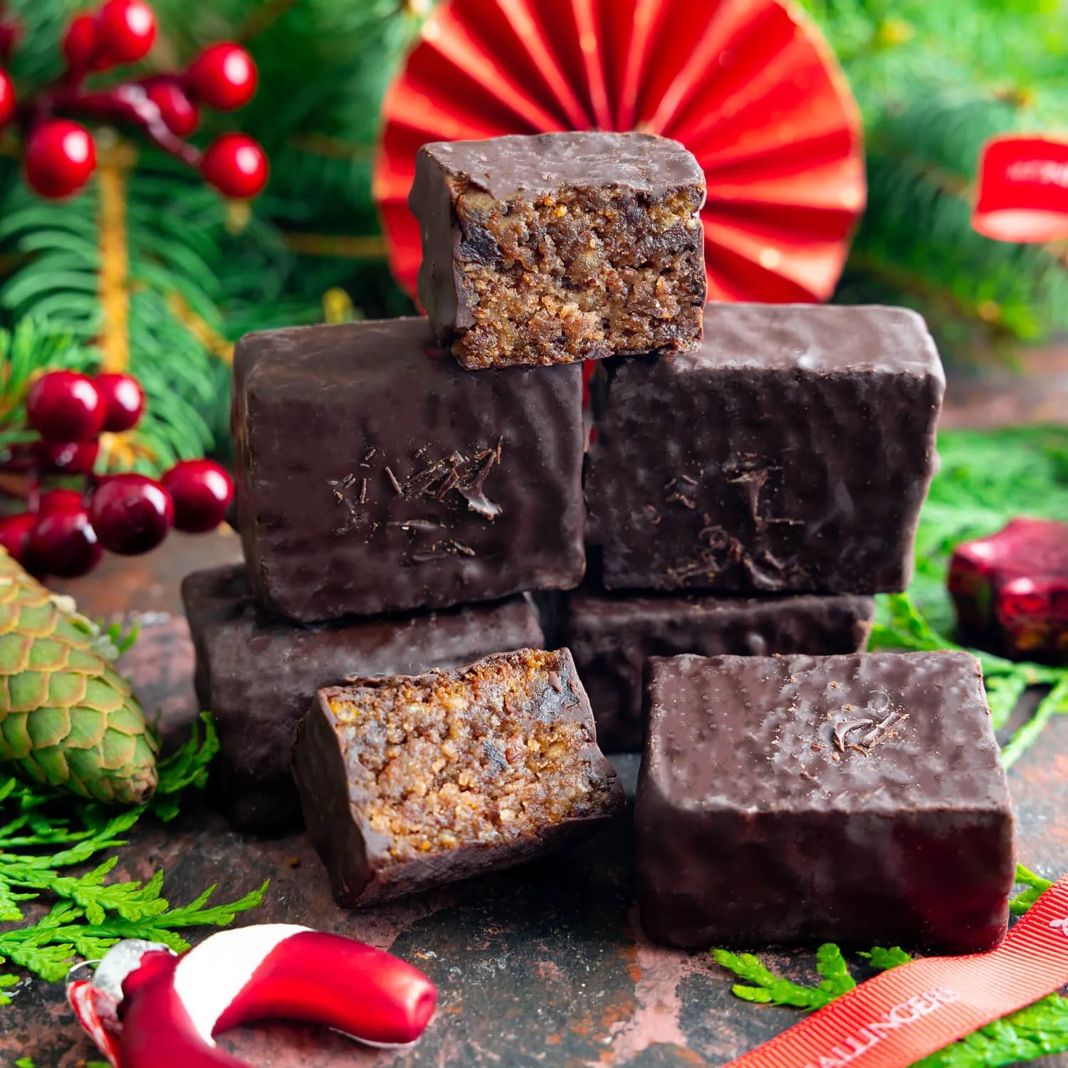 LEBKUCHEN-RAUSCH MIT ALKOHOL - 6 saftige handgemachte Lebkuchen-Würfel mit Alkohol, stilvoll verpackt in der edlen Geschenk-Tüte. Die besondere Geschenkidee für winterliche Genussmomente, Weihnachten & festliche Naschpausen