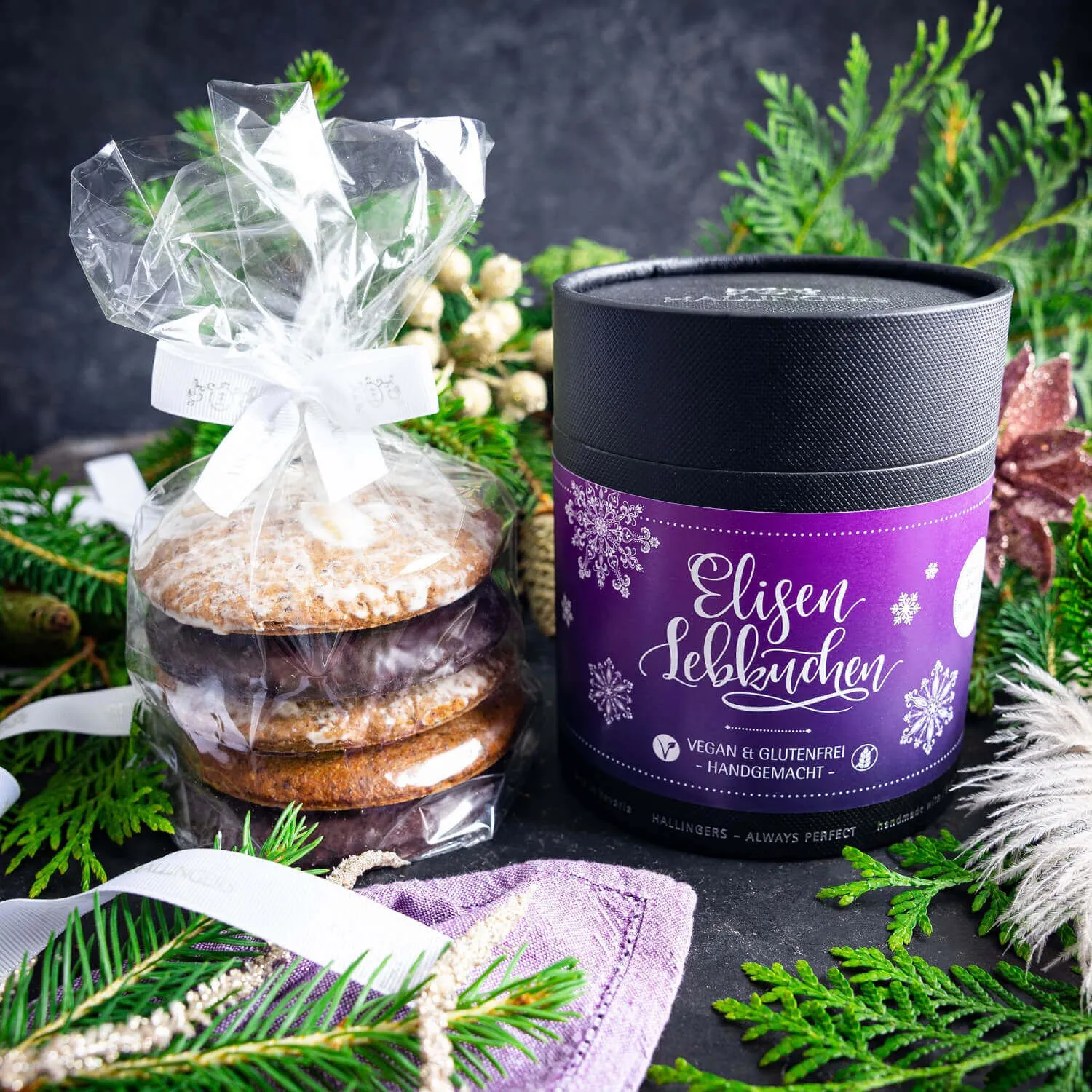 VEGANE ELISEN-LEBKUCHEN IN DER GESCHENKDOSE - 5 saftige handgemachte Elisen-Lebkuchen mit hohem Kernanteil, stilvoll verpackt in einer edlen Geschenk-Dose. Die besondere Geschenkidee für winterliche Genussmomente & die Weihnachtszeit