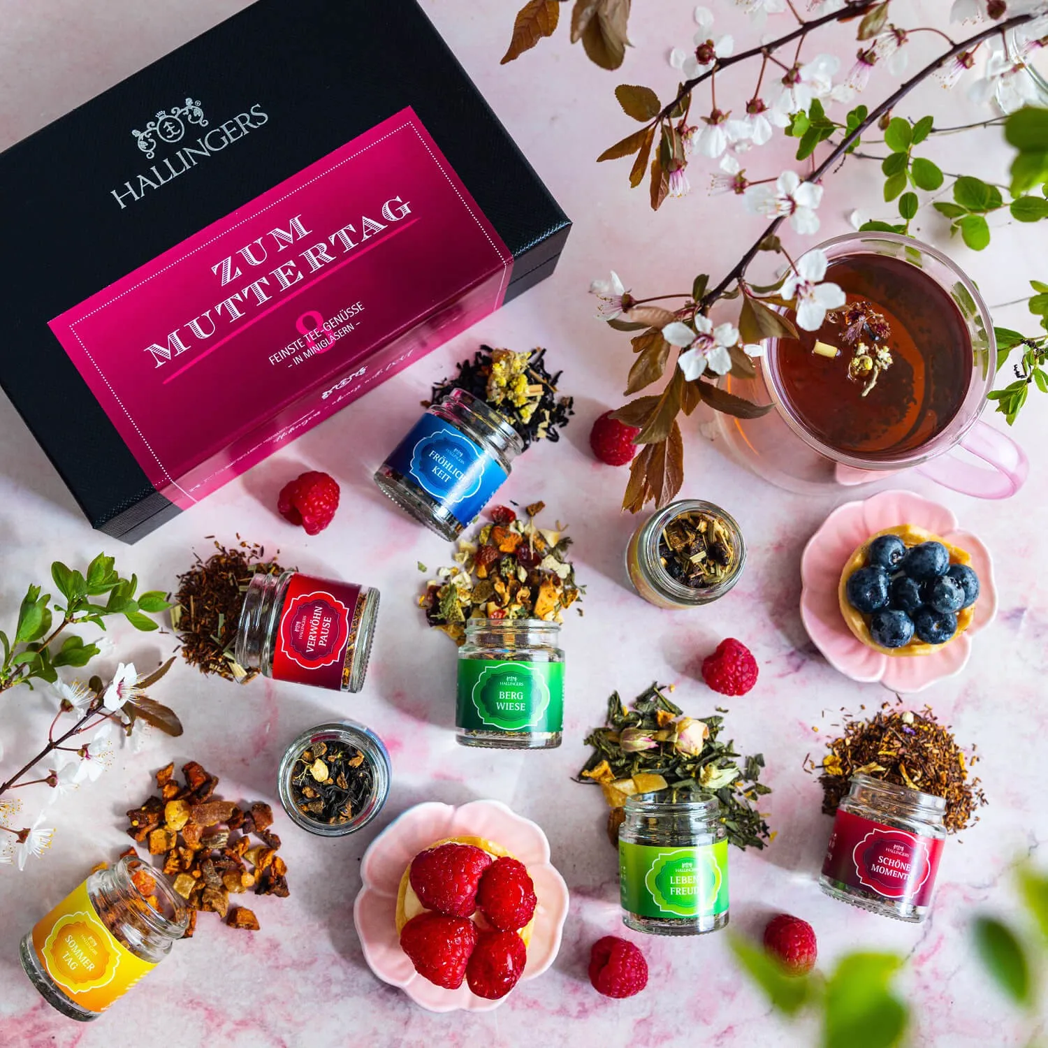 TEE SET IN DER GESCHENKBOX - 8 Sorten premium loser Tee als exklusives Probierset, stilvoll verpackt in einer edlen Geschenkbox mit Rezept-Booklet. Die besondere Geschenkidee für Teeliebhaber, Genießer & entspannte Wohlfühlmomente