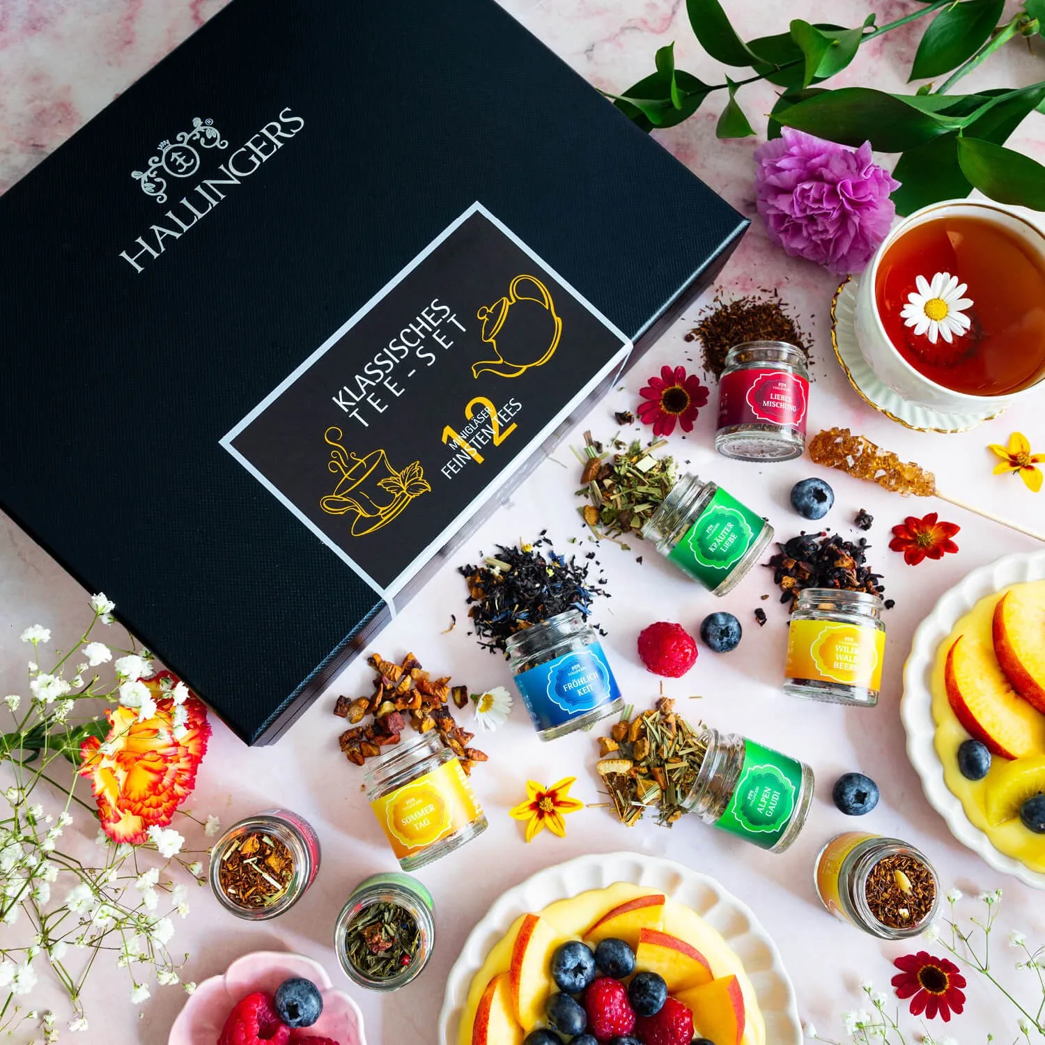 TEE SET IN DER GESCHENKBOX - 12 Sorten premium loser Tee als exklusives Probierset, stilvoll verpackt in einer edlen Geschenkbox mit Rezept-Booklet. Die besondere Geschenkidee für Teeliebhaber, Genießer & entspannte Wohlfühlmomente