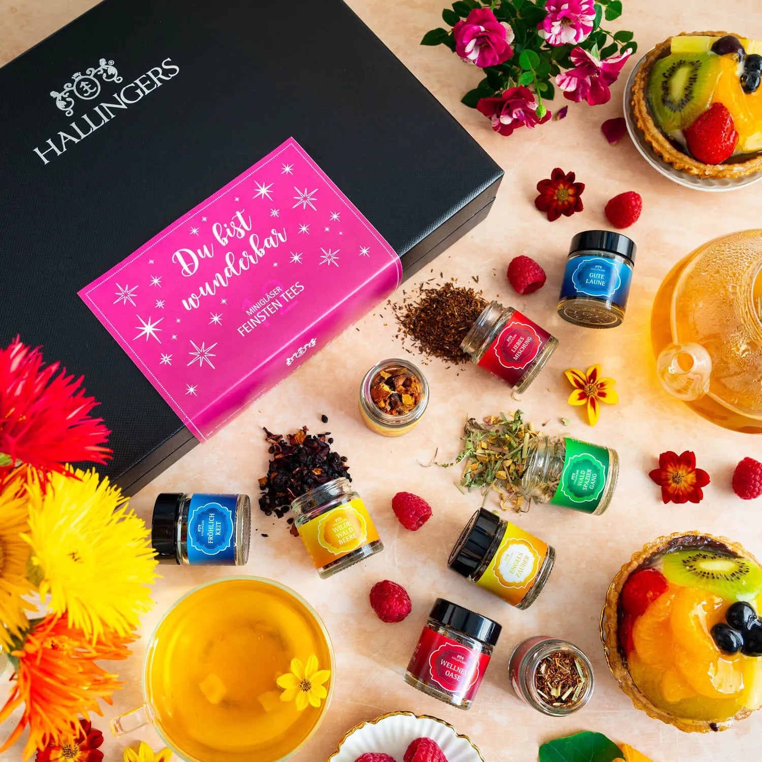 TEE SET IN DER GESCHENKBOX - 12 Sorten premium loser Tee als exklusives Probierset, stilvoll verpackt in einer edlen Geschenkbox mit Rezept-Booklet. Die besondere Geschenkidee für Teeliebhaber, Genießer & entspannte Wohlfühlmomente