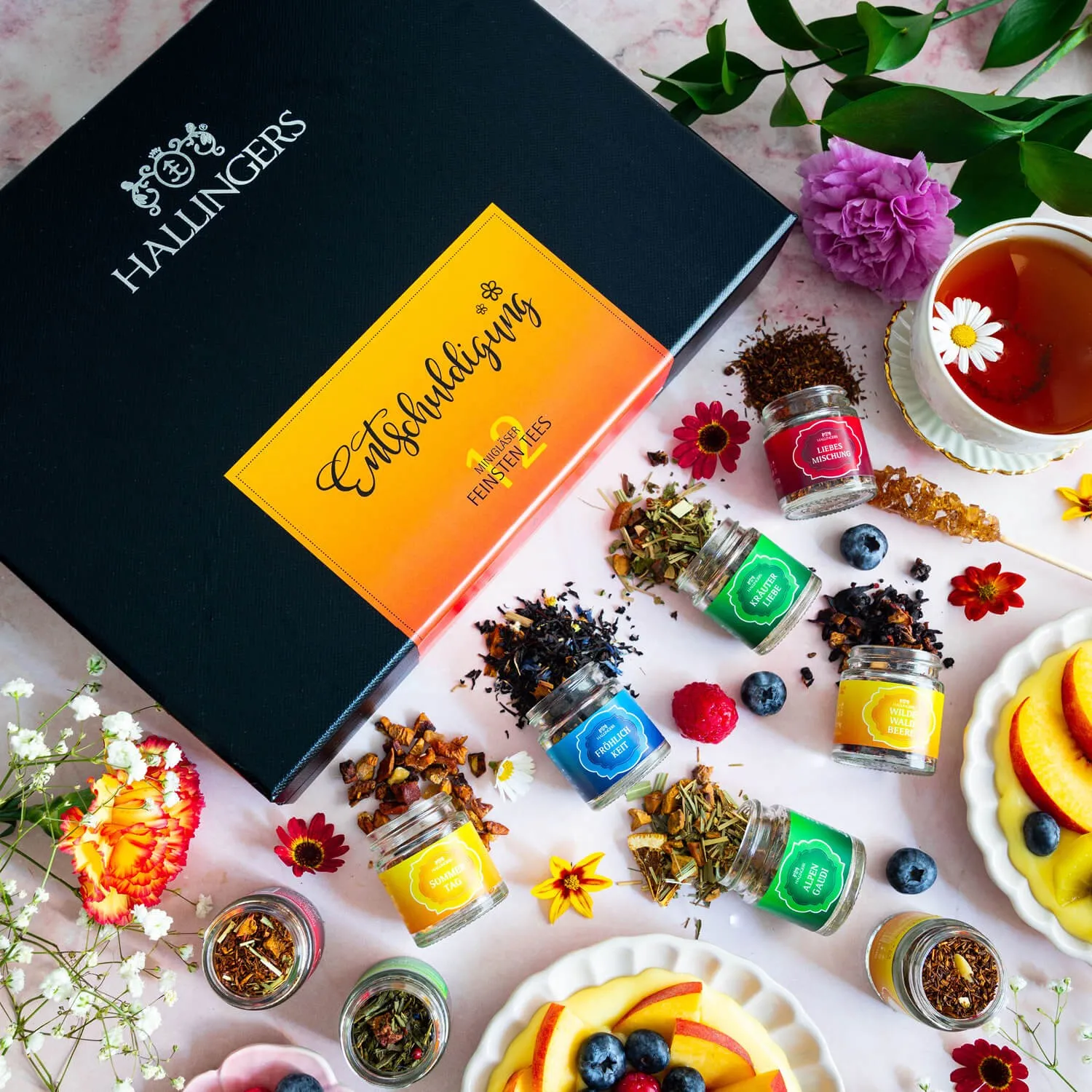 TEE SET IN DER GESCHENKBOX - 12 Sorten premium loser Tee als exklusives Probierset, stilvoll verpackt in einer edlen Geschenkbox mit Rezept-Booklet. Die besondere Geschenkidee für Teeliebhaber, Genießer & entspannte Wohlfühlmomente