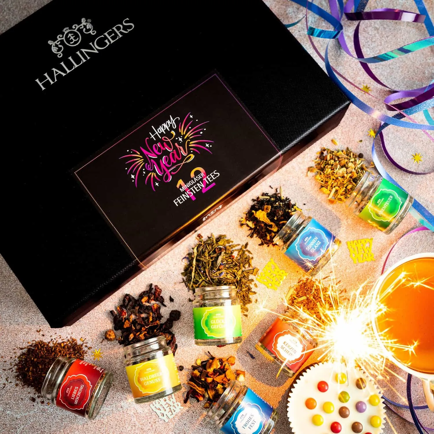 TEE SET IN DER GESCHENKBOX - 12 Sorten premium loser Tee als exklusives Probierset, stilvoll verpackt in einer edlen Geschenkbox mit Rezept-Booklet. Die besondere Geschenkidee für Teeliebhaber, Genießer & entspannte Wohlfühlmomente